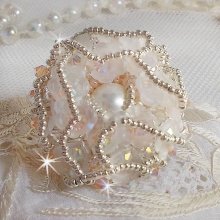 Bouquet d'un Jour ring geborduurd met lucite lelies, Swarovski kristallen tolletjes, een parelmoeren cabochon met zilveren en zalmkleurige rocailles.